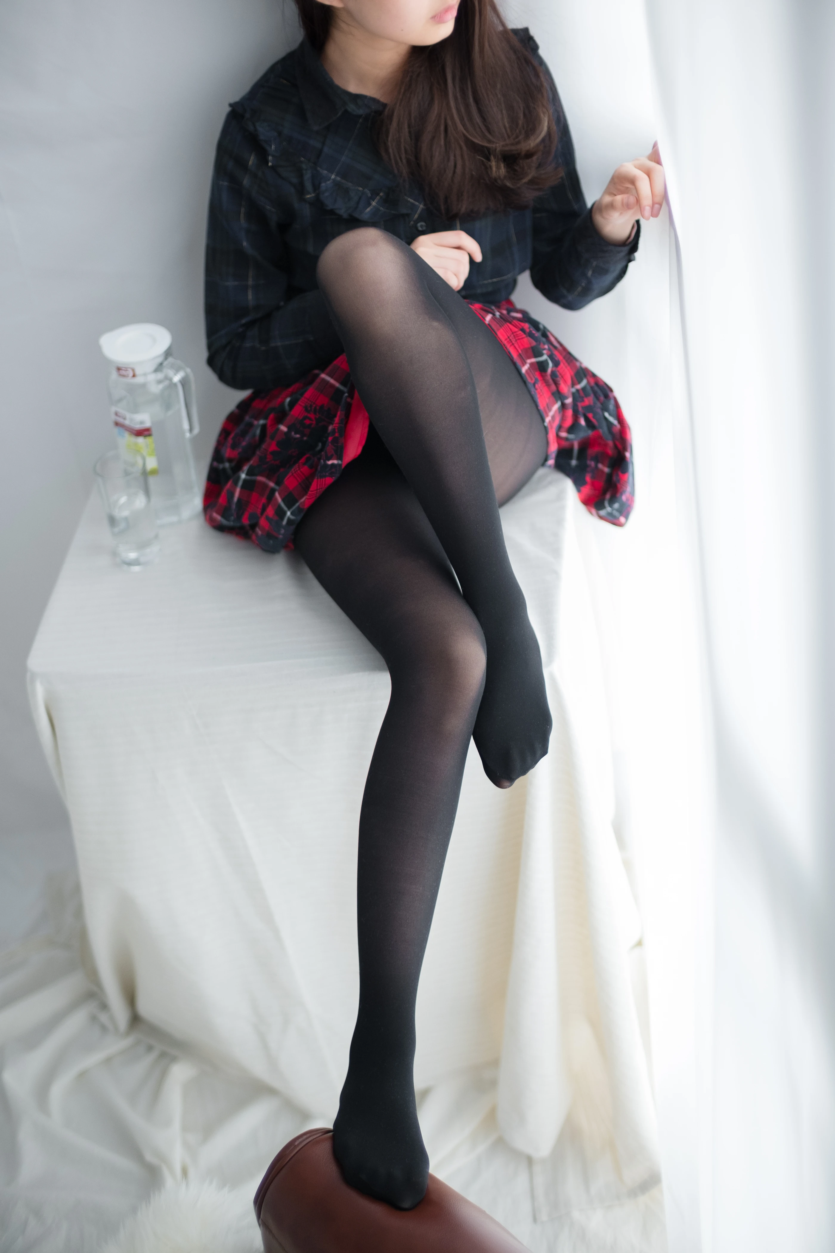 森萝财团 [R15-008] 玩手机的黑丝妹妹 [78P]插图2
